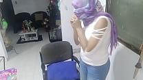Niqab slut masturbates to squirting orgasm on webcam